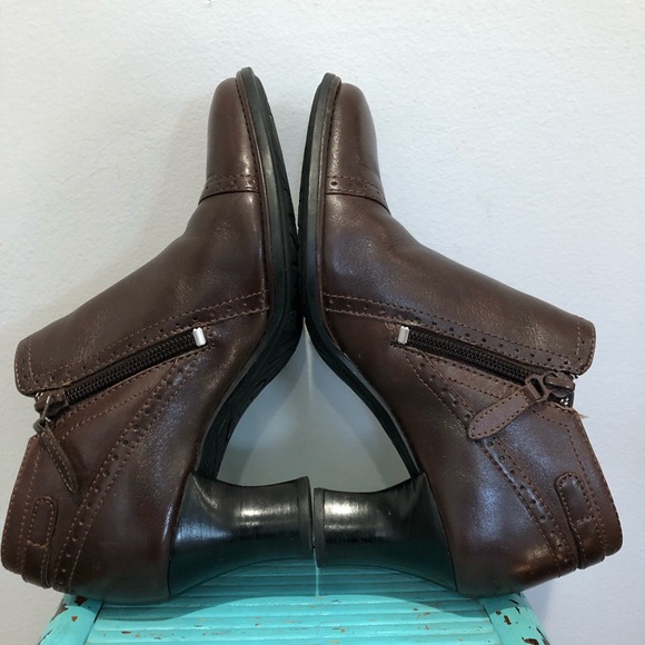 Clarks Leather Bootie Ankle Boot Brown Size 5.5M - Picture 4 of 8